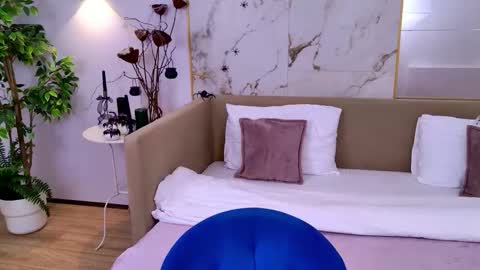 Elizabeth online show from 28, 10, 2025