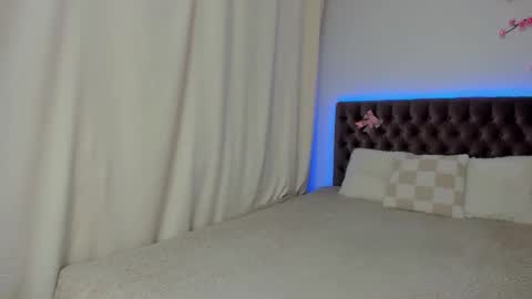 Ella Mayers online show from 19, 10, 2025
