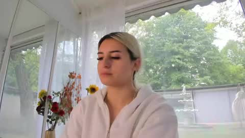 Snapshot of ella_vee chatting on 2, 5, 2026 ella_vee online show from 2, 5, 2026