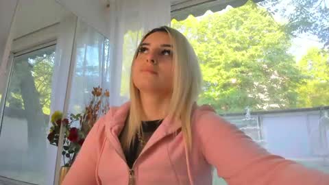 Snapshot of ella_vee chatting on 4, 5, 2026 ella_vee online show from 4, 5, 2026