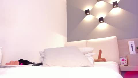 Ella online show from 30, 1, 2025