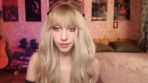 ellie_friendly online show from 5, 3, 2025