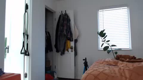 Ellie Rowyn online show from 17, 12, 2025