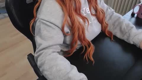 Snapshot of elly_petite chatting on 31, 10, 2025 Elly online show from 31, 10, 2025