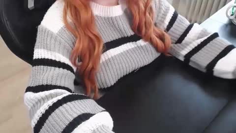 Snapshot of elly_petite chatting on 9, 11, 2025 Elly online show from 9, 11, 2025