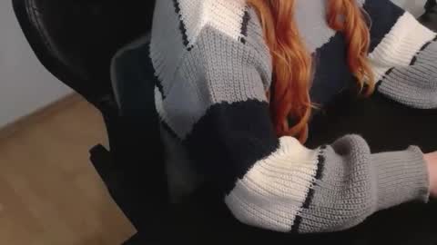 Snapshot of elly_petite chatting on 4, 12, 2025 Elly online show from 4, 12, 2025