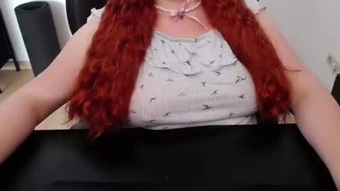 Snapshot of elly_petite chatting on 18, 5, 2026 Elly online show from 18, 5, 2026