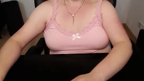 Snapshot of elly_petite chatting on 2, 6, 2026 Elly online show from 2, 6, 2026