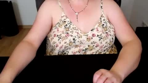 Snapshot of elly_petite chatting on 22, 6, 2026 Elly online show from 22, 6, 2026