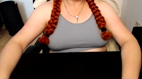 Snapshot of elly_petite chatting on 8, 7, 2026 Elly online show from 8, 7, 2026
