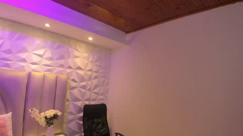 Snapshot of ellye_evans_ chatting on 7, 7, 2026 Ellye online show from 7, 7, 2026
