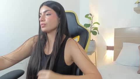 Snapshot of elody_grundy chatting on 28, 10, 2025 E L O D Y online show from 28, 10, 2025