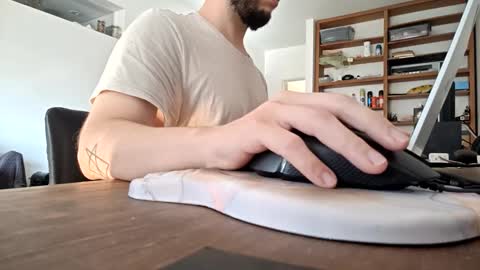Snapshot of elriclust chatting on 4, 4, 2026 elriclust online show from 4, 4, 2026
