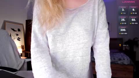Snapshot of em_emilie chatting on 25, 4, 2026 Emilie online show from 25, 4, 2026