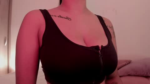 Snapshot of emilia_ghendle chatting on 30, 12, 2024 Emilia Big Boobs online show from 30, 12, 2024