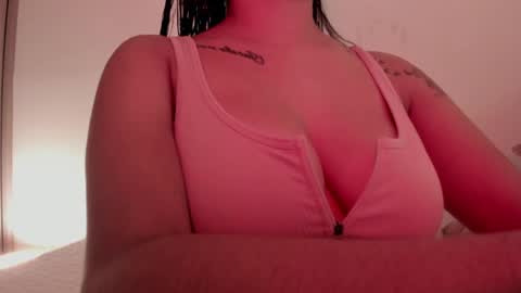 Snapshot of emilia_ghendle chatting on 1, 2, 2025 Emilia Big Boobs online show from 1, 2, 2025