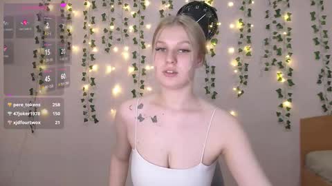 Snapshot of emiliaduchess chatting on 7, 3, 2025 Amili online show from 7, 3, 2025