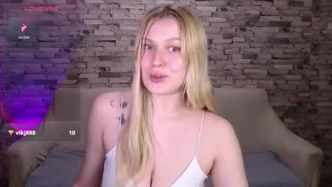Snapshot of emiliaduchess chatting on 29, 4, 2026 Amili online show from 29, 4, 2026