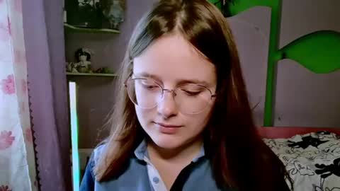 Snapshot of emilialoures7 chatting on 25, 7, 2026 Kira online show from 25, 7, 2026