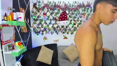 Snapshot of emilicollinss chatting on 12, 12, 2024 EMILI AND GIN online show from 12, 12, 2024