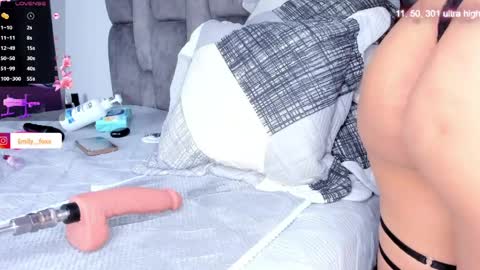 Snapshot of emily___fox chatting on 1, 5, 2026 Emily online show from 1, 5, 2026