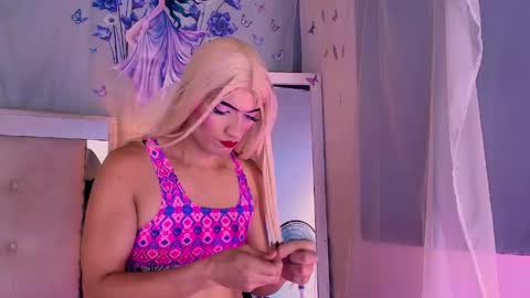 Snapshot of emily_castillo1_ chatting on 20, 5, 2026 emily_castillo1_ online show from 20, 5, 2026
