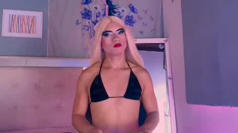 Snapshot of emily_castillo1_ chatting on 28, 5, 2026 emily_castillo1_ online show from 28, 5, 2026