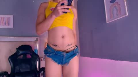 Snapshot of emily_castillo1_ chatting on 18, 6, 2026 emily_castillo1_ online show from 18, 6, 2026