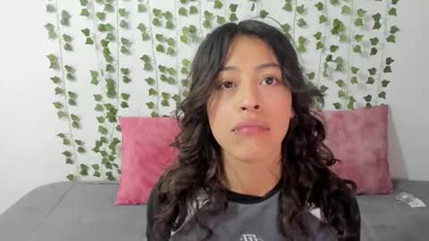 Snapshot of emily_jonessxx chatting on 12, 1, 2026 emily online show from 12, 1, 2026