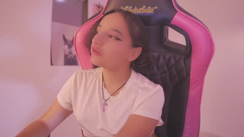 Snapshot of emily_jonexs_ chatting on 18, 6, 2026 mily online show from 18, 6, 2026