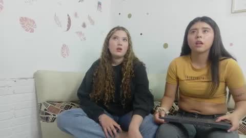 Snapshot of emilyblosom_y_miarose chatting on 16, 7, 2026 online show from 16, 7, 2026