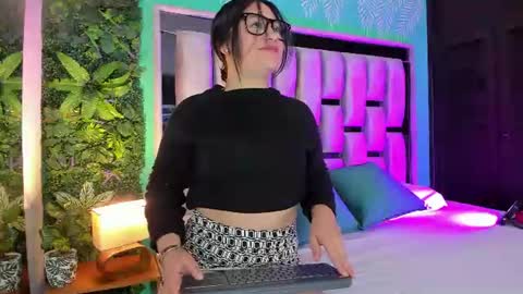 Snapshot of emilye_rousee chatting on 21, 6, 2026 Emilye online show from 21, 6, 2026