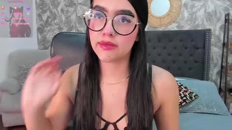 Snapshot of emma_1025 chatting on 11, 10, 2025 emma  online show from 11, 10, 2025