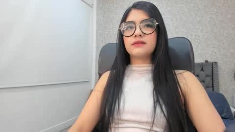 Snapshot of emma_1025 chatting on 29, 10, 2025 emma  online show from 29, 10, 2025