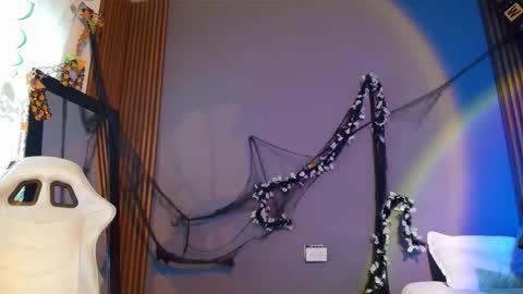 Snapshot of emma_and_aysha chatting on 3, 11, 2025 emma_and_aysha online show from 3, 11, 2025