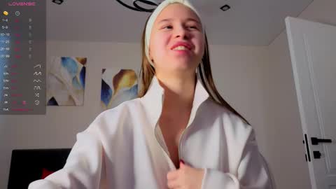 Snapshot of emma_clon chatting on 6, 10, 2025 Emma online show from 6, 10, 2025