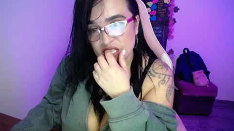 Snapshot of emma_evans07 chatting on 4, 3, 2025 emmy online show from 4, 3, 2025