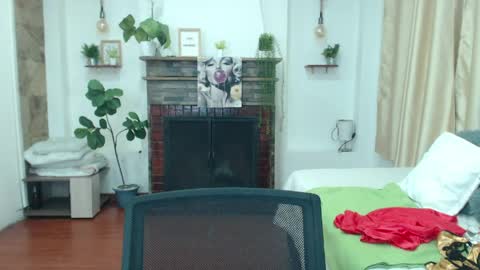 Snapshot of emma_hassani chatting on 21, 4, 2026 Tell me Emma online show from 21, 4, 2026