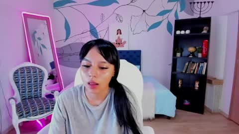 Snapshot of emma_rouxx chatting on 13, 4, 2026 emma_rouxx online show from 13, 4, 2026