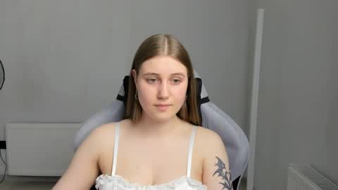 Snapshot of emma_sweettyy chatting on 17, 6, 2026 Emma online show from 17, 6, 2026