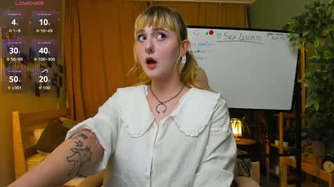 Snapshot of emma_thomps chatting on 7, 5, 2026 Rose online show from 7, 5, 2026