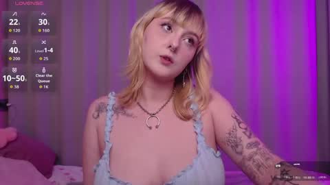 Snapshot of emma_thomps chatting on 23, 5, 2026 Rose online show from 23, 5, 2026