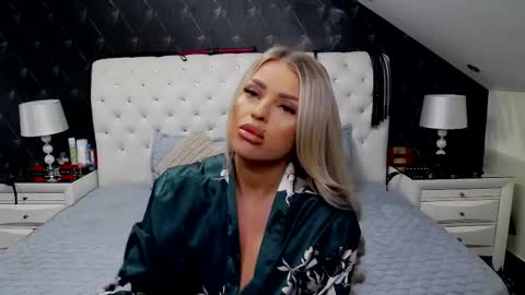 Snapshot of emmamavis chatting on 4, 5, 2026 Emma Mavis online show from 4, 5, 2026