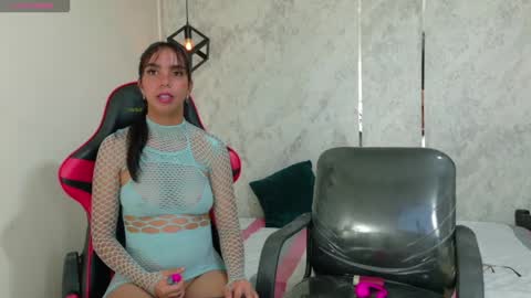 Snapshot of emy_0 chatting on 24, 4, 2026 Emy online show from 24, 4, 2026