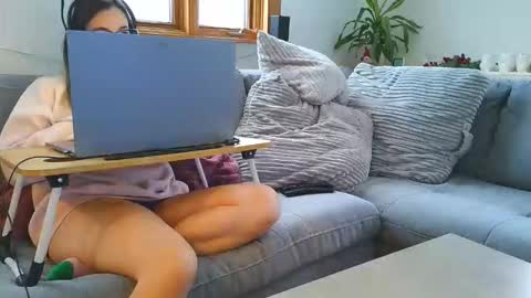 Snapshot of emyxxl chatting on 16, 12, 2025 emyxxl online show from 16, 12, 2025