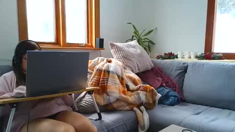 Snapshot of emyxxl chatting on 22, 12, 2025 emyxxl online show from 22, 12, 2025