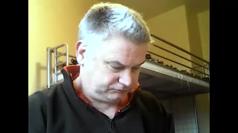 Snapshot of englishguysurrey chatting on 17, 12, 2025 englishguysurrey online show from 17, 12, 2025