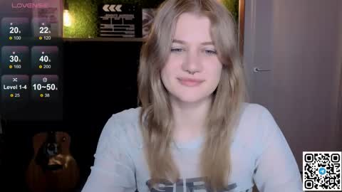 Snapshot of eshleeeygreen chatting on 25, 5, 2026 EshleGreen online show from 25, 5, 2026