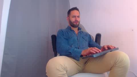 Snapshot of esteban7984068 chatting on 2, 1, 2025 esteban online show from 2, 1, 2025