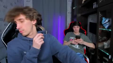 Snapshot of esthetics_boys chatting on 6, 3, 2025 LOUIS online show from 6, 3, 2025